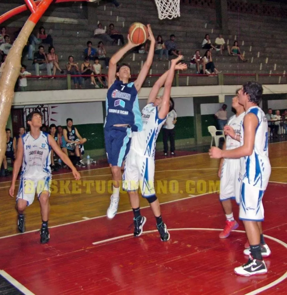 IMPARABLE. Con edad de U17, Iván Gramajo volvió a mostrar todas sus aptitudes. 