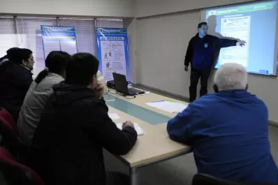 Después de protagonizar un choque, van a clase para aprender las normas de tránsito