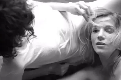 Micaela Breque se desnuda en el nuevo video de Andrés Calamaro