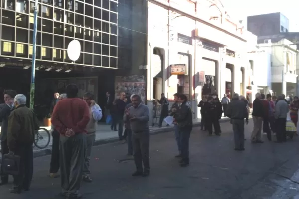 Empleados protestan frente a la Secretaría de Trabajo