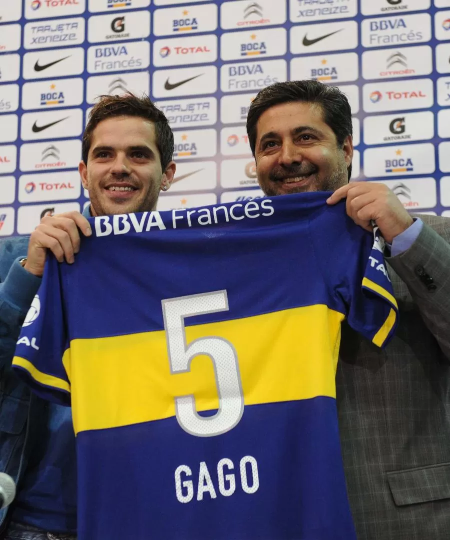 TIENE CAMISETA. Gago pasó con la número 5 que usará en el xeneize. 