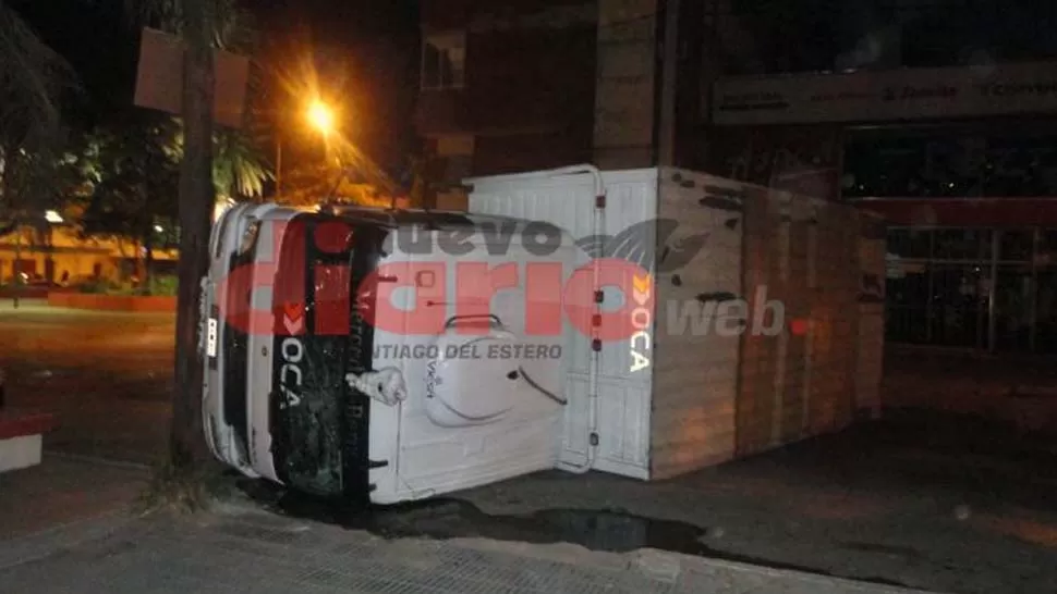 ESPECTACULAR VUELCO. Así quedó uno de los camiones, sobre la calle Yrigoyen. FOTO TOMADA DE NUEVODIARIOWEB.COM
