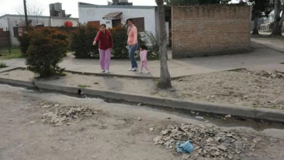 EN LA CALLE. Una vecina señala el lugar en el que ocurrió la agresión. LA GACETA / FOTOS DE OSVALDO RIPOLL