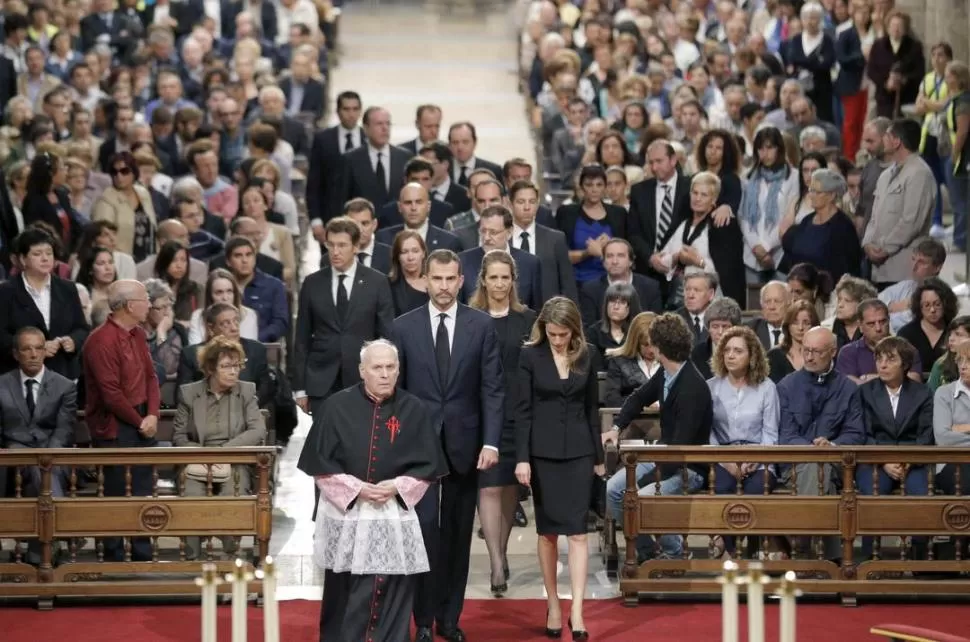 DOLOR Y PESAR. Autoridades políticas y el príncipe Felipe participaron del servicio religioso en la capital gallega. REUTERS