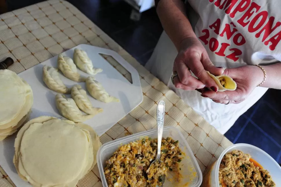 CASERAS. Leila Ibáñez ostenta el título de campeona de la empanada 2012. El secreto son mis manos, dice.  LA GACETA / FOTO DE ANALIA JARAMILLO