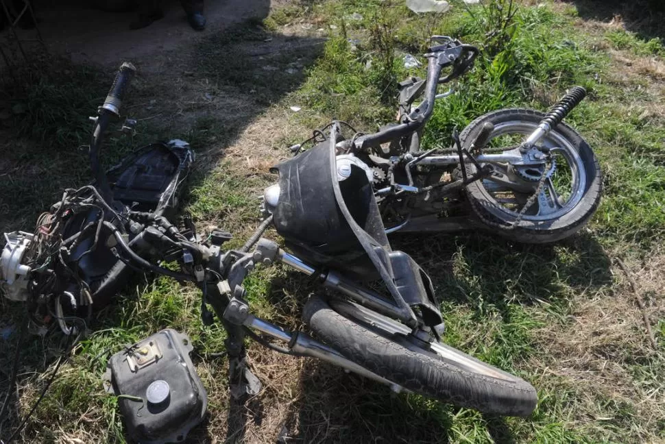 PARTIDA AL MEDIO. Así quedó una de las motos que chocó Auad Canducci. LA GACETA / FOTO DE ANTONIO FERRONI
