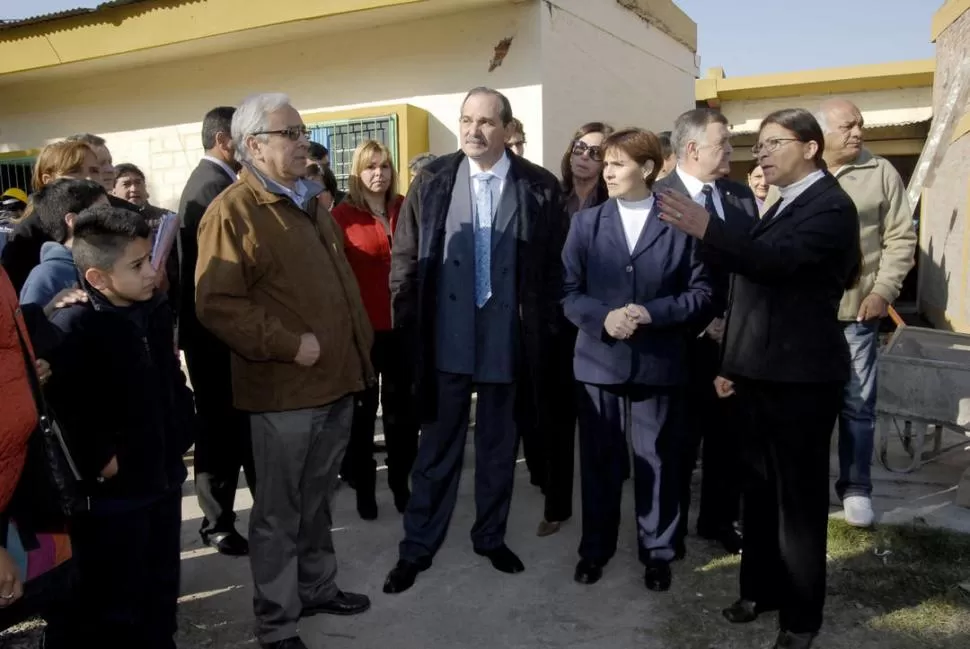 RECORRIDA. Alperovich supervisó ayer obras de refacción en una escuela. PRENSA Y DIFUSIóN