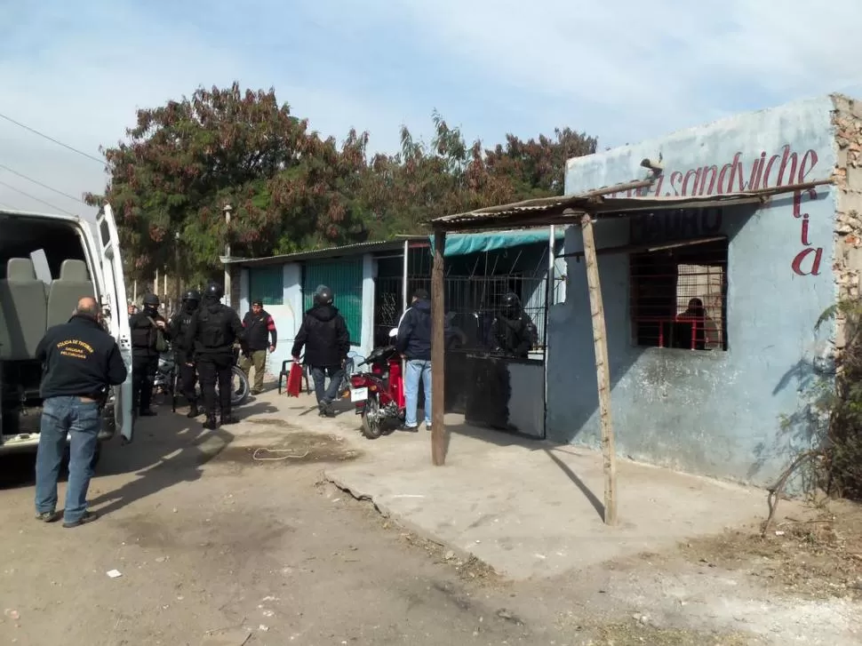 IN FRAGANTI. Los policías encontraron a varios jóvenes comprando cocaína. GENTILEZA DIGEDROP