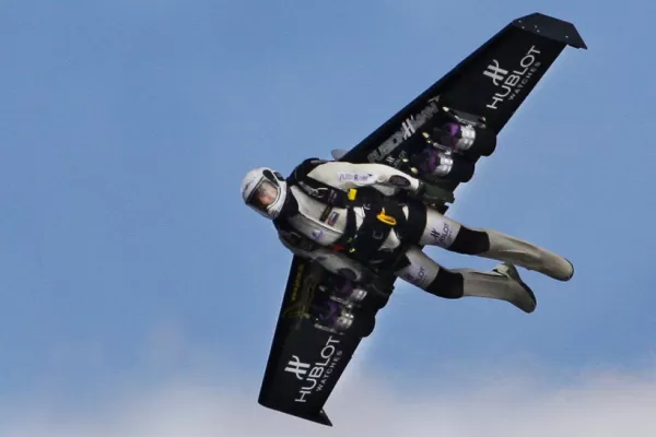 Jetman voló junto a un avión de combate ayudado por alas a reacción