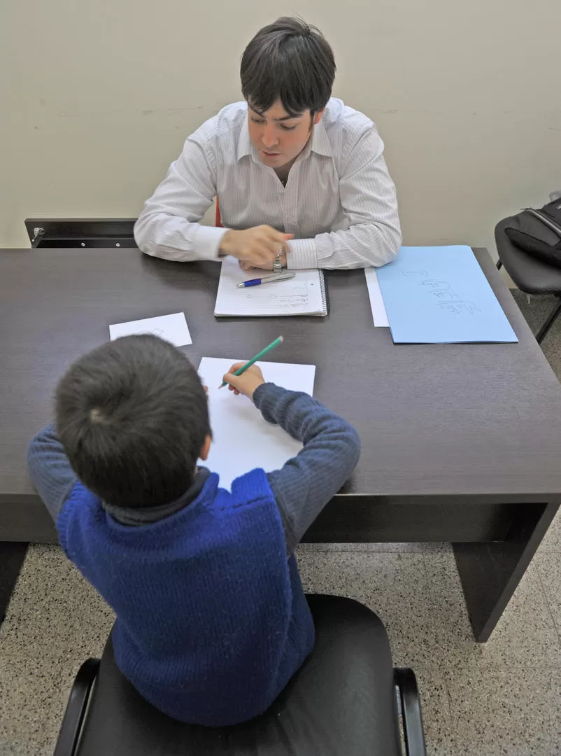 TRABAJO INTENSO. Bajo supervisión de profesionales expertos, jóvenes psicólogos encaran los tratamientos, de no más de 6 meses. LA GACETA / FOTO DE FRANCO VERA 