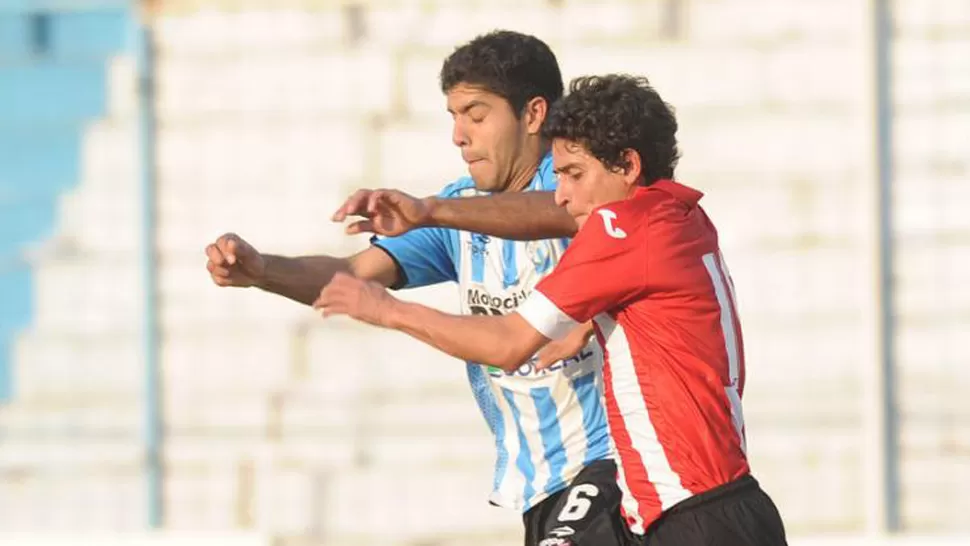 SIN CUARTEL. Rodríguez (15) lucha por la pelota con Lastra (6). LA GACETA / HECTOR PERALTA