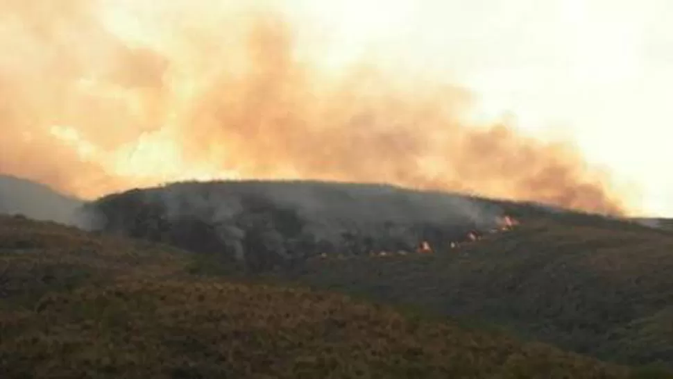 INCONTROLABLE. El incendio se desató el viernes en la zona de Ambato. FOTO TOMADA DE ELANCASTI.COM