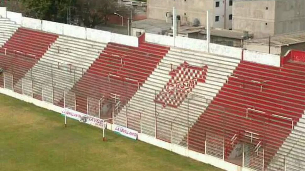 ASÍ ESTÁ AHORA. La tribuna, sin ningún mensaje. FOTO DE TWITTER