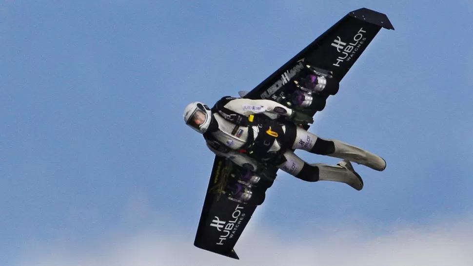VANGUARDISTA. Soy un hombre privilegiado por poder volar así, dijo Rossy sobre su traje jet pack. FOTO TOMADA DE THEBLAZE.COM