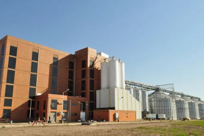 Por despidos, camioneros bloquean el acceso a un molino harinero