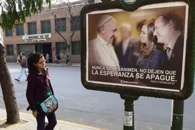 Autocrítica del kirchnerismo por el uso de la imagen del Papa Francisco
