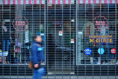 A plena luz, robaron en un local de ropa