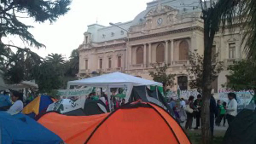 ACAMPE. Instalaron carpas en la plaza Belgrano, la principal de la capital jujeña. FOTO TOMADA DE JUJUYALDIA.COM.AR