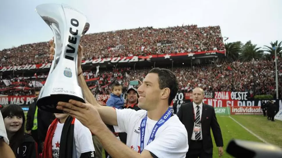 LA COPA. Rodríguez levanta la Juana Azurduy. ¿Quién se llevará la Miguel Sánchez? FOTO TOMADA DE LOSANDES.COM.AR