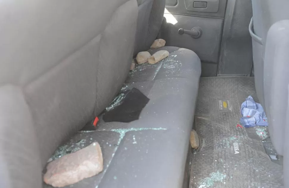 VIDRIOS ROTOS. Las piedras destrozaron las ventanillas del rodado. LA GACETA / FOTOS DE ANTONIO FERRONI