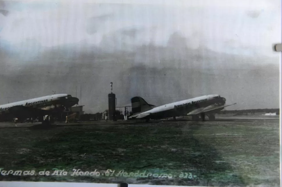 EN ESPERA. Dos DC-3 de Aerolíneas Argentinas aguardan en la plataforma de ascenso y descenso de Mansupa. Por entonces había tres vuelos semanales. La imagen una reliquia del Archivo Histórico de Las Termas de Río Hondo. LA GACETA / FOTOS DE JORGE OLMOS SGROSSO