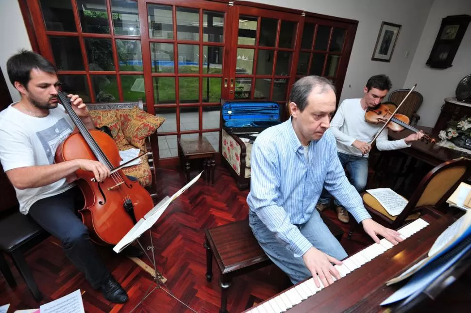 EN PLENO ENSAYO. Coulombel y Barli en las cuerdas, y Buffo en las teclas, repasan la larga partitura del Trío en La menor del compositor ruso. LA GACETA / FOTO DE DIEGO ARAOZ