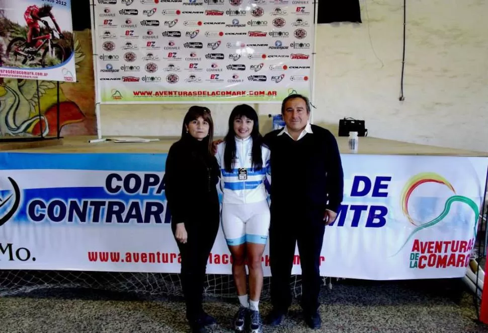 ESCUDEROS. Noelia Carabajal aparece junto a sus padres Federico y María Elena. 