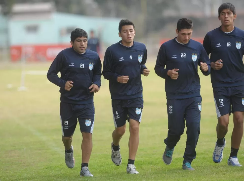 EN SINTONÍA. Bazán (21) corre alrededor de la cancha número uno de Ojo de Agua en compañía del juvenil Marcos Soria. LA GACETA / FOTO DE FRANCO VERA