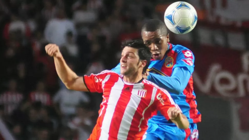 LUCHA PAREJA. Arsenal y Estudiantes protagonizan el segundo partido del Torneo Inicial que arrancó hoy. 