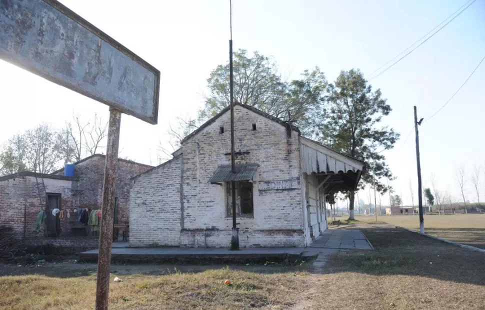 DE PIE. A pesar del deterioro de los techos de su galería, la estación de Medinas logró escaparse de la piqueta y de los depredadores. En su interior vive una familia.  FOTOS DE OSVALDO RIPOLL / ARCHIVO LA GACETA