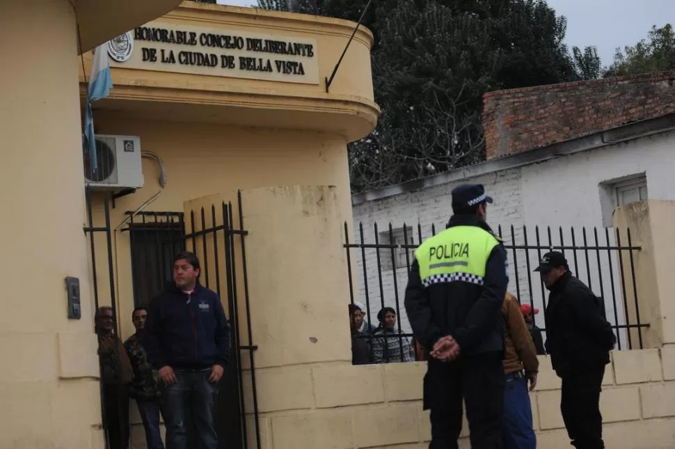 CONTROL ESTRICTO. Más de 40 policías estuvieron afectados al operativo de seguridad en la sesión de ayer, en el agitado Concejo de Bella Vista.  LA GACETA / FOTO DE OSVALDO RIPOLL