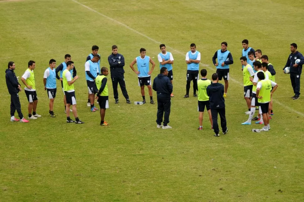 REUNIDOS. Rodríguez charla con los titulares y los suplentes antes de dar inicio a la práctica en el estadio; los titulares vencieron a los suplentes por 3 a 0 y dejaron una buena impresión de cara al debut. 