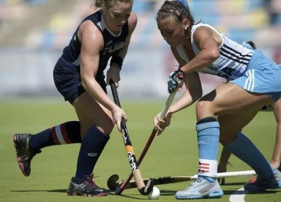 PALOS CRUZADOS. Florencia Habif, capitana del seleccionado nacional, disputa la bocha con una jugadora estadounidense. 