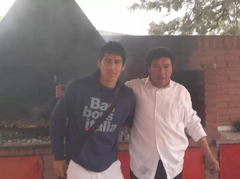 COMENSAL. More posa con el asador Antonio Lizárraga; mire que viene de Atlético, fue la advertencia: No importa ¡para él también hay asado!, respondió. 