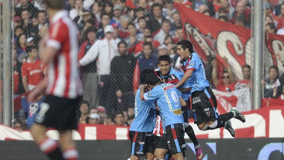 DOS CARAS. Los jugadores de Brown festejan. El de Independiente, sufre. FOTO TELAM