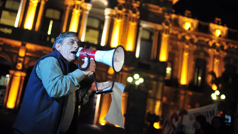 DENUNCIAS. Lebbos, durante la marcha del martes frente a Casa de Gobierno. FOTO LA GACETA / DIEGO ARÁOZ