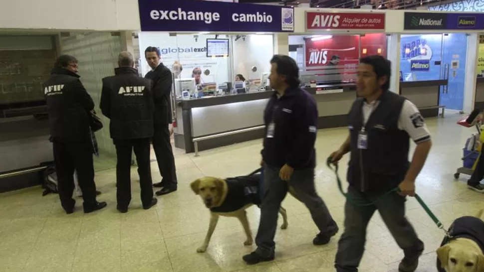 MÁS ESTRICTOS. Los inspectores de la AFIP comenzaron a salir con mayor frecuencia a la calle, aeropuertos y terminales para evitar la evasión. DYN