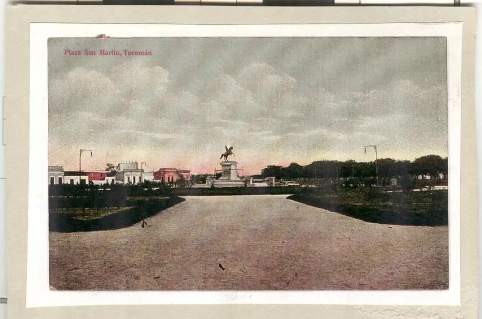 FLAMANTE MONUMENTO. Así se veía la plaza San Martín en 1910, pocos meses después de inaugurarse la estatua del Libertador. LA GACETA / ARCHIVO