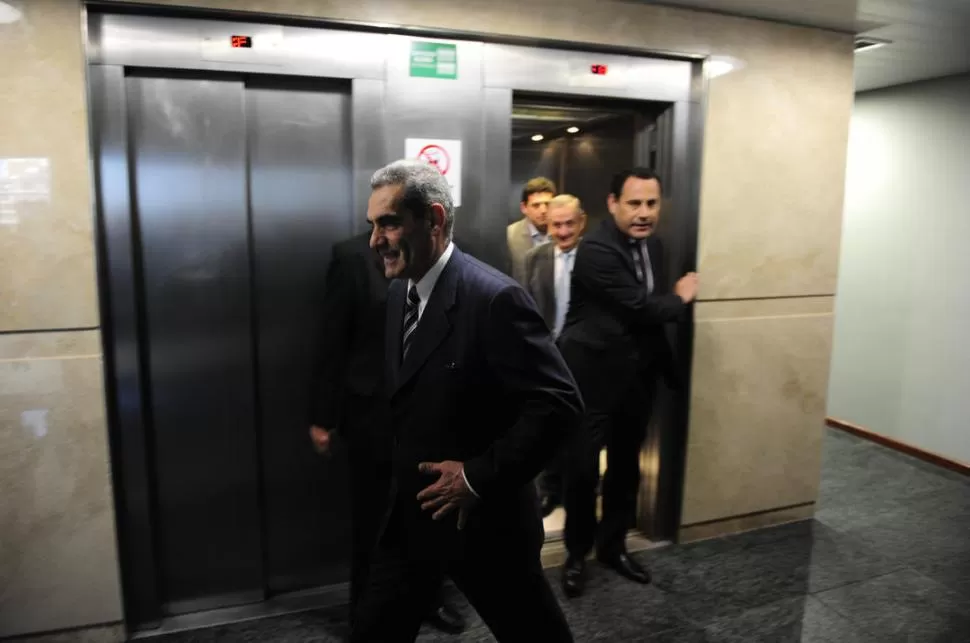 JUNTOS ES MEJOR. Antonio Estofán se dirige a la sala escoltado por los anfitriones Regino Amado, Antonio Ruiz Olivares y Guillermo Gassenbauer. LA GACETA / FOTO DE JORGE OLMOS SGROSSO