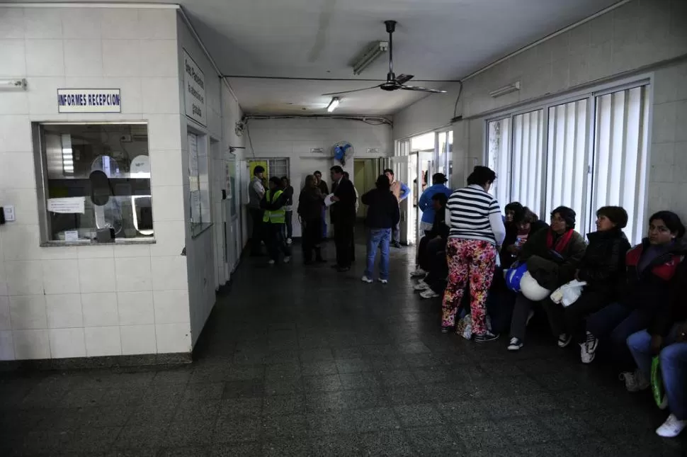 GUARDIA NORMAL. Unos quince pacientes esperaban ser atendidos ayer al mediodía en el Centro de Salud.  LA GACETA / FOTO DE JORGE OLMOS SGROSSO