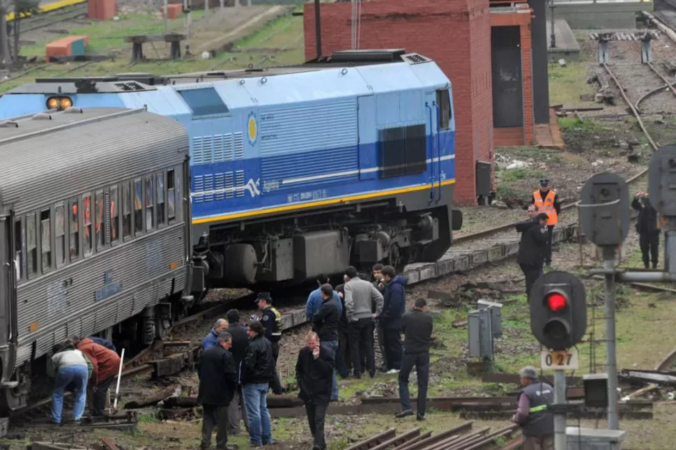 FUERA DE LÍNEA. Personal ferroviario trabajó para reubicar a la locomotora. TELAM