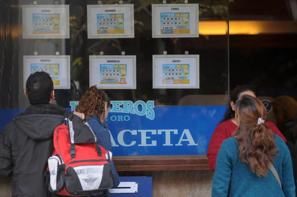 EXPECTATIVAS. En el acceso a la galería de LA GACETA, los lectores controlan los números del entretenimiento. LA GACETA / FOTO DE INéS QUINTERTOS ORIO