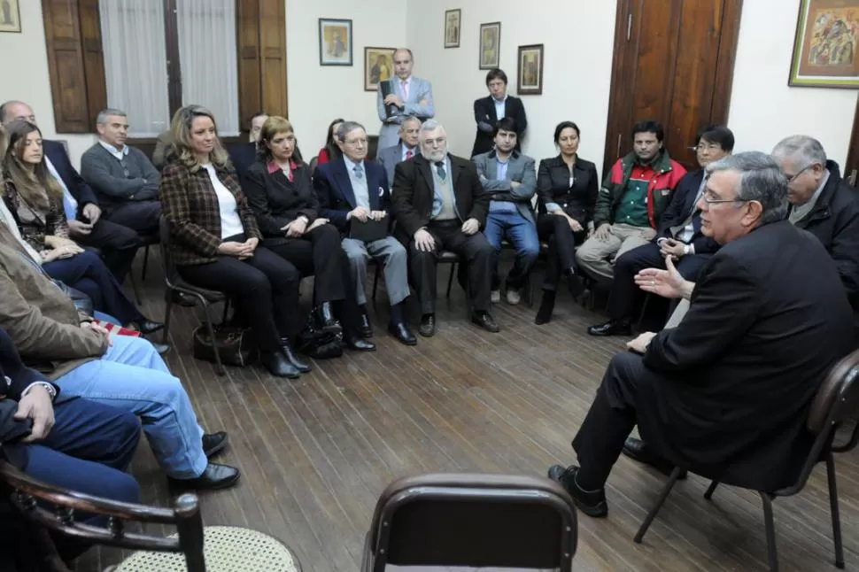 DEBATE. Monseñor Zecca habla y los precandidatos lo escuchan atentamente.  LA GACETA / FOTO DE INéS QUINTEROS ORIO