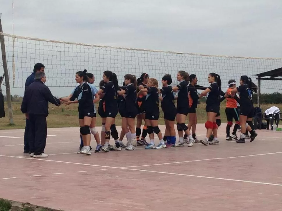 EN EL SUR. Saludo final entre las chicas de Tucumán de Gimnasia y las del local, Las Talas. Muchas veces, los partidos se disputan en lugares especiales, y generan una gran atracción en los pobladores. 