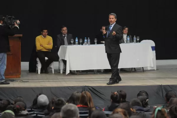 El juez federal electoral pidió a los votantes que denuncien si les ofrecen bolsones u otros bienes