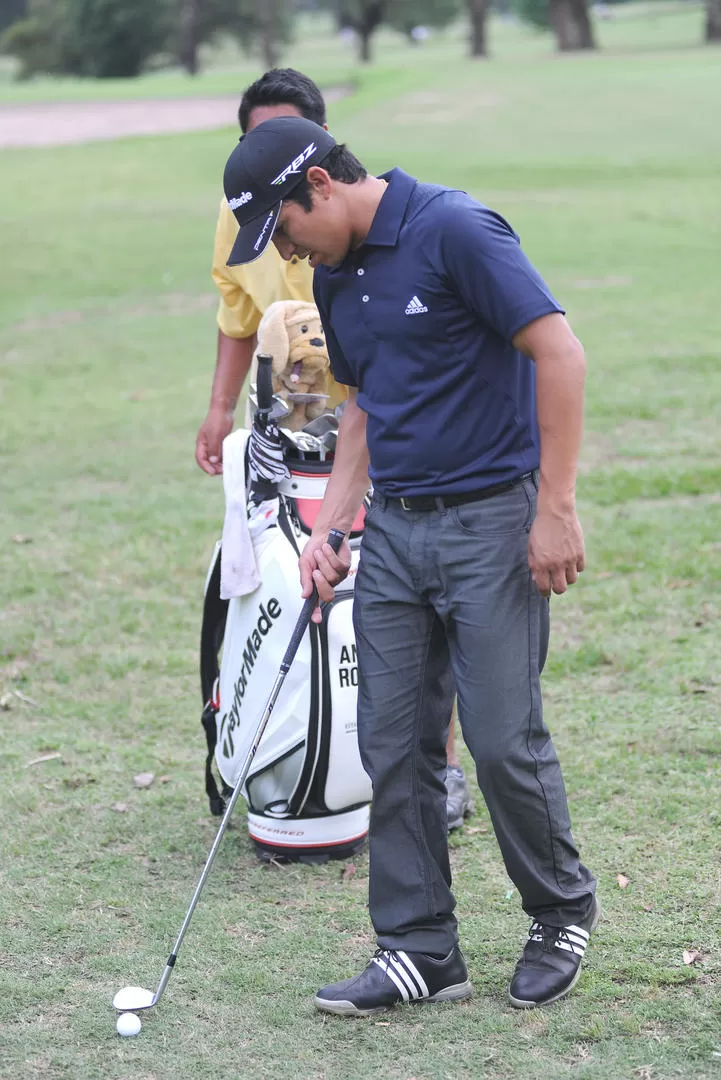 SUBE Y BAJA. Andrés Romero empezó el día 1° y lo terminó en el 4° lugar. 