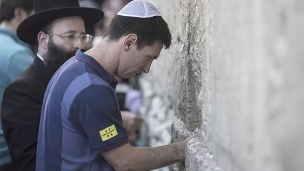 TRADICION. Messi pidió deseos con la cabeza cubierta con una kipá blanca. FOTO TOMADA DE CLARIN.COM