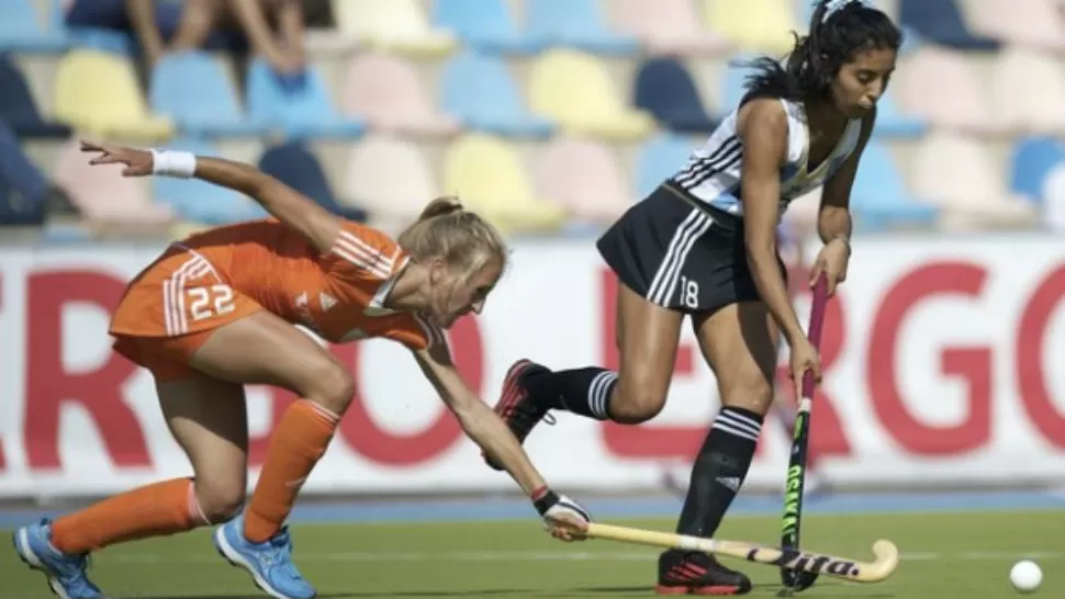 SIN EL OBJETIVO. María Granatto domina la bocha marcada por una holandesa.FOTO DE FIHOCKEY.ORG