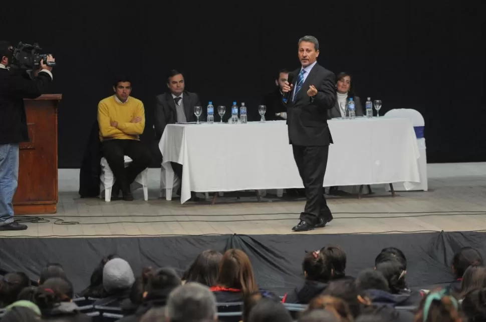 PAUTAS Y CONSEJOS. El mes pasado, Bejas (de pie) dio una charla ante adolescentes de Banda del Río Salí y les explicó que recibir bolsones es delito. LA GACETA / FOTO DE INES QUINTEROS ORIO