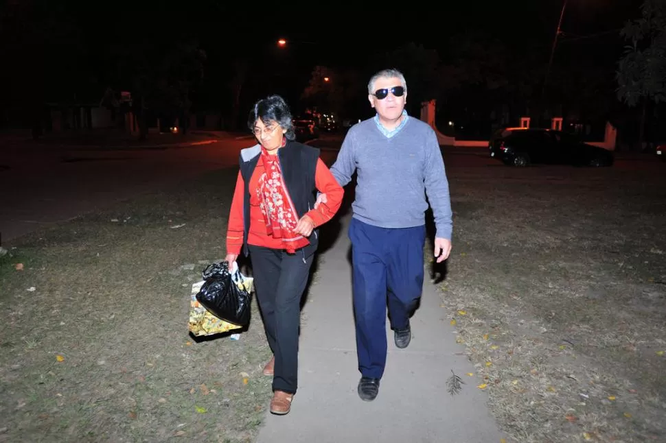 EN LA SEDE POLICIAL. La madre de Carlitos y el abogado Manuel Ruiz se presentaron anoche en la Brigada Norte para pedir las prendas del prófugo. LA GACETA / FOTO DE DIEGO ARAOZ